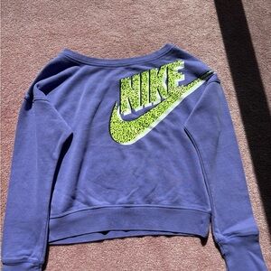 💜 Nike Off-Shoulder Sporty Top – Trendy & Fun!